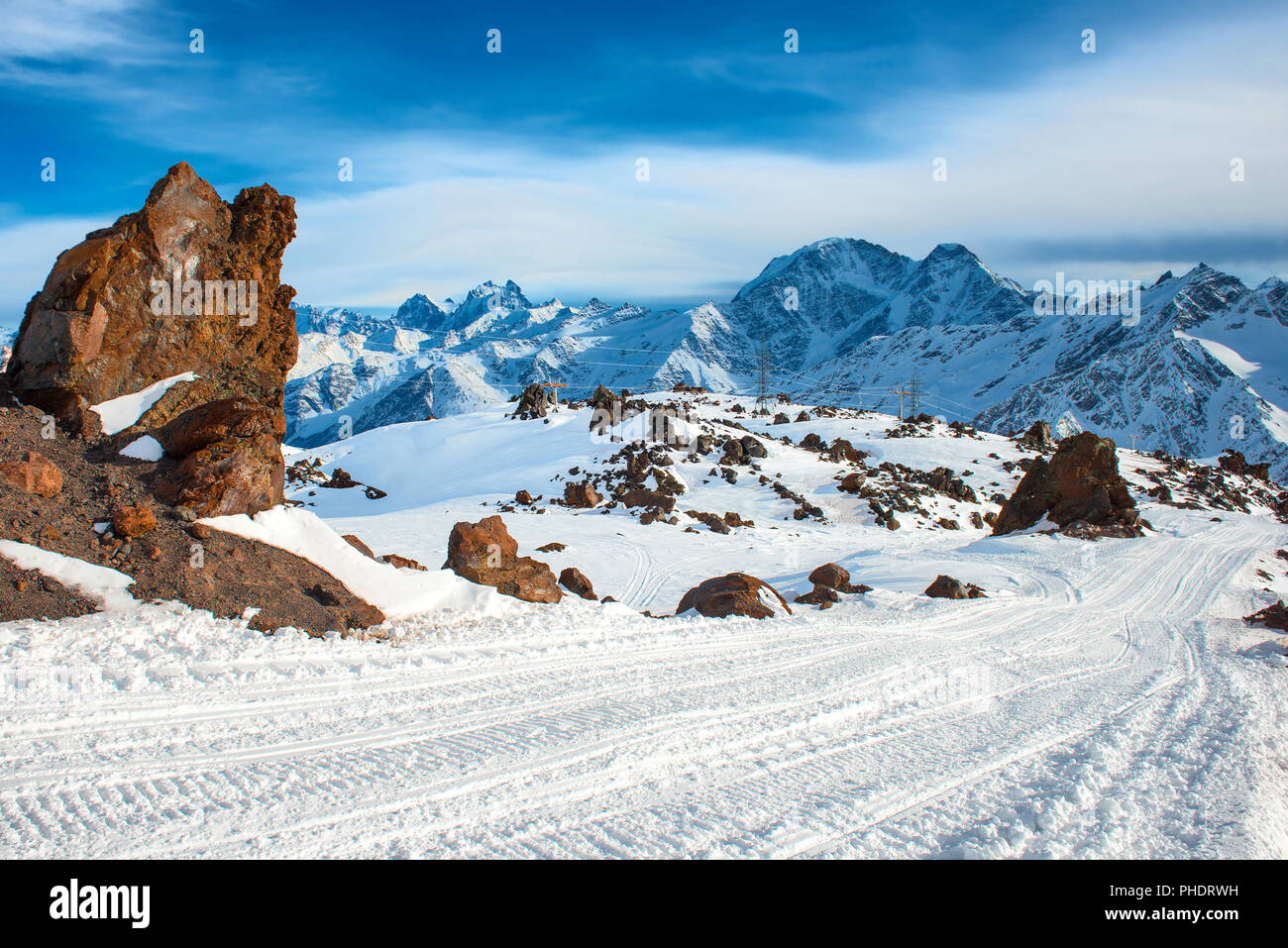 Innevate montagne blu in nubi Foto Stock