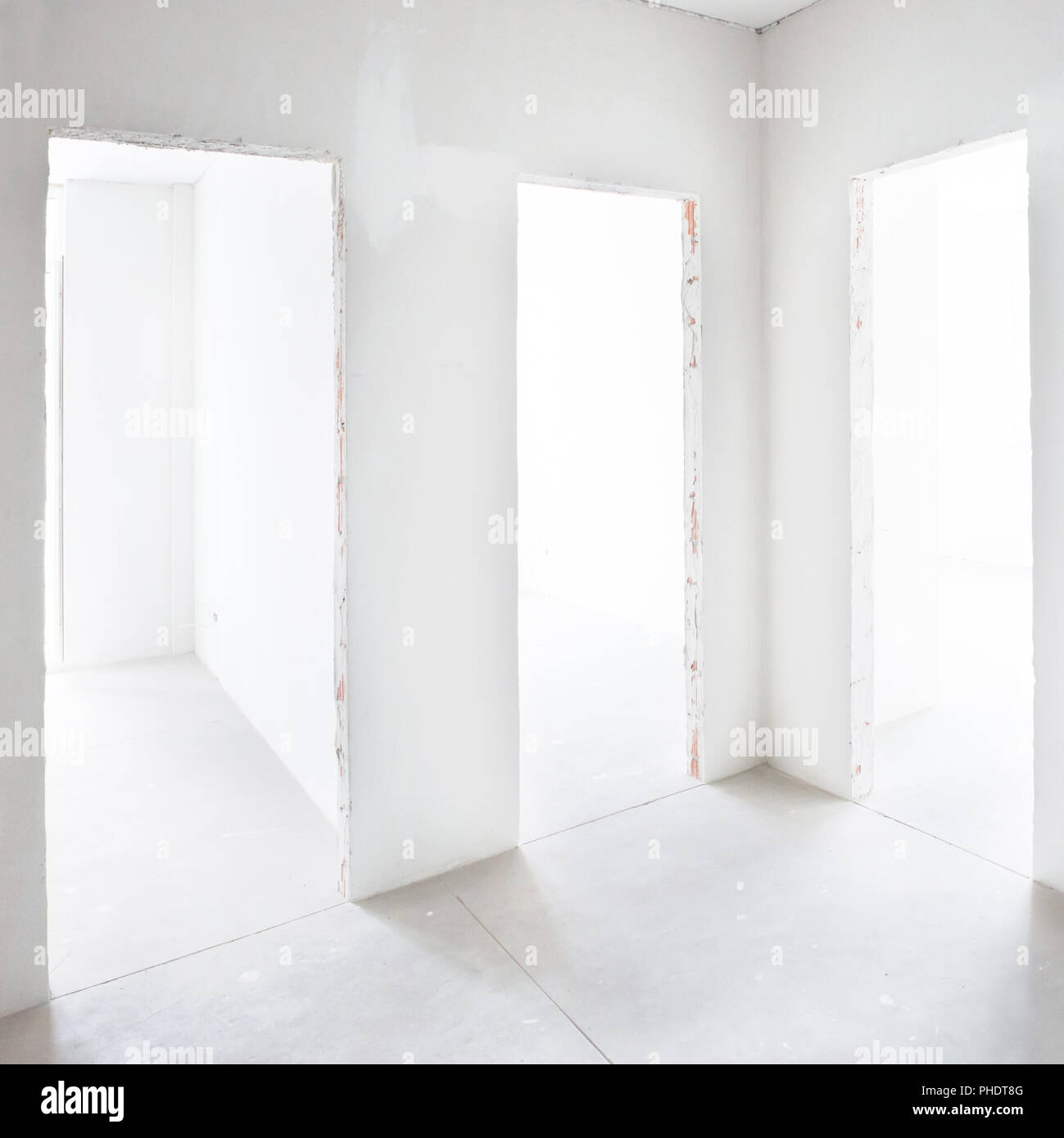 Tre porte in camera bianca Foto Stock
