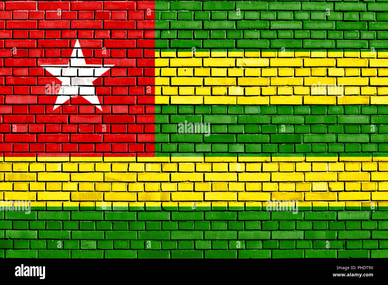 Bandiera del Togo dipinta su un muro di mattoni Foto Stock