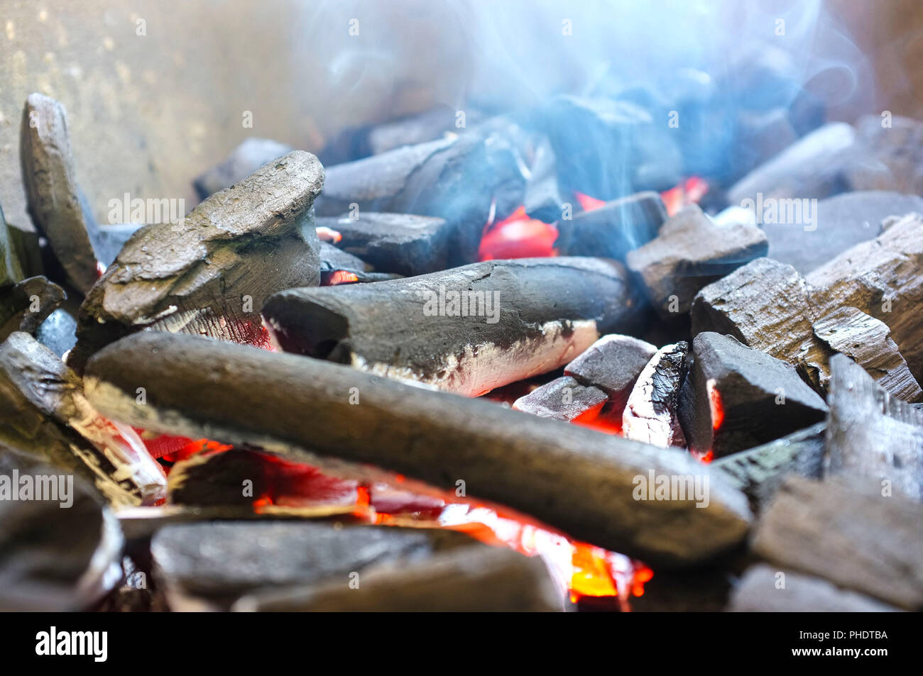 La combustione di carbonella con fumo Foto Stock