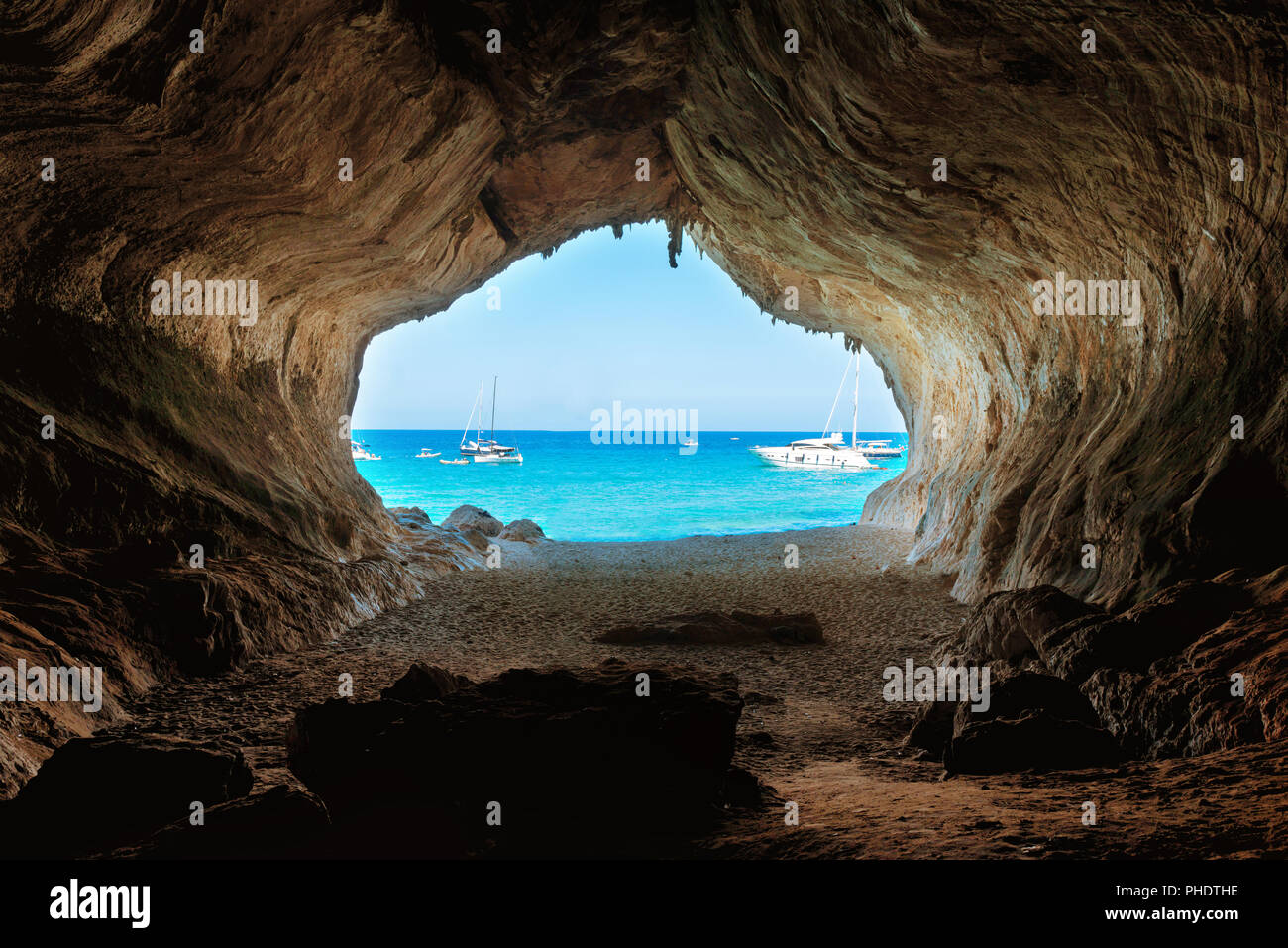 Vista dall'interno di grande grotta alla spiaggia Foto Stock