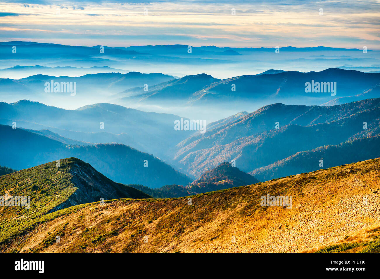 Paesaggio con montagne blu Foto Stock
