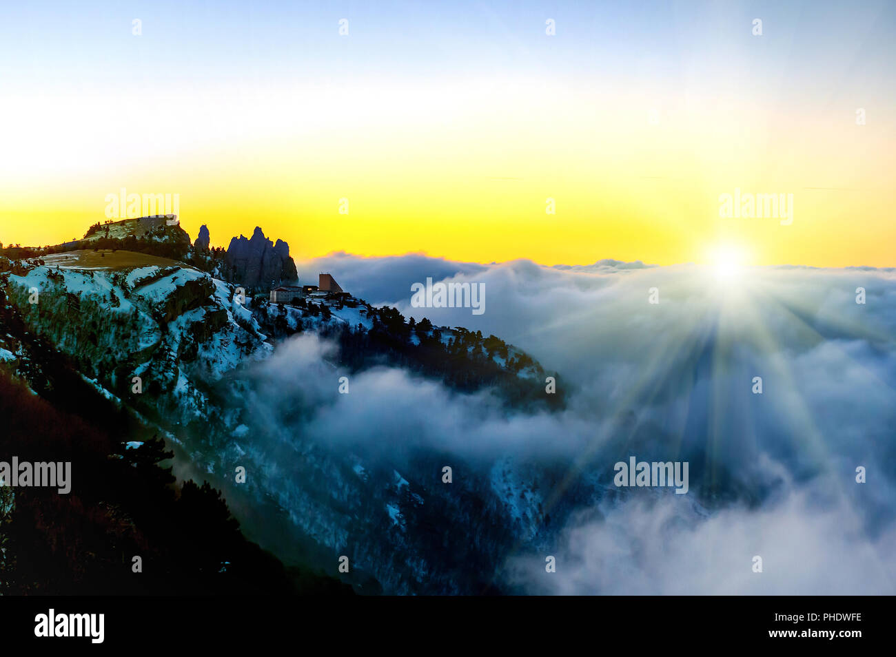 Tramonto in montagna con le nuvole Foto Stock