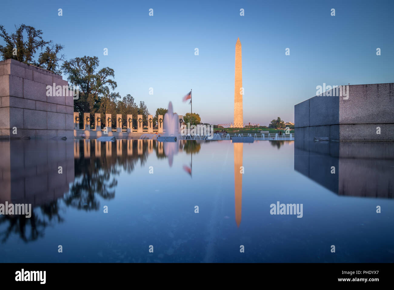 Washington memorial tower riflettendo in piscina riflettente al tramonto Foto Stock
