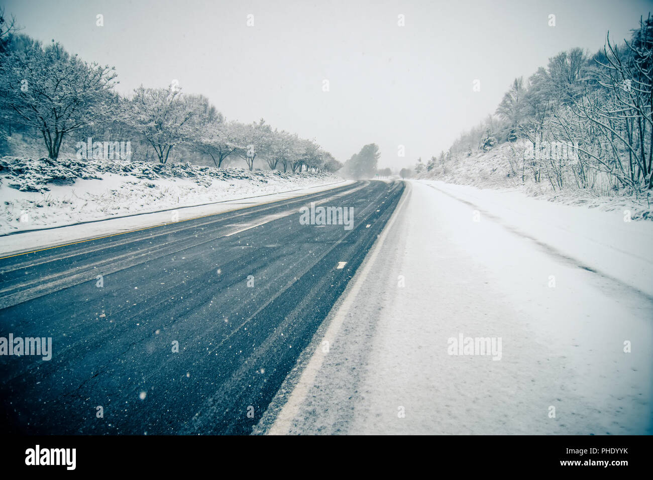 Snowy condizioni atmosferiche intorno all'aeroporto Charlotte nella Carolina del nord Foto Stock