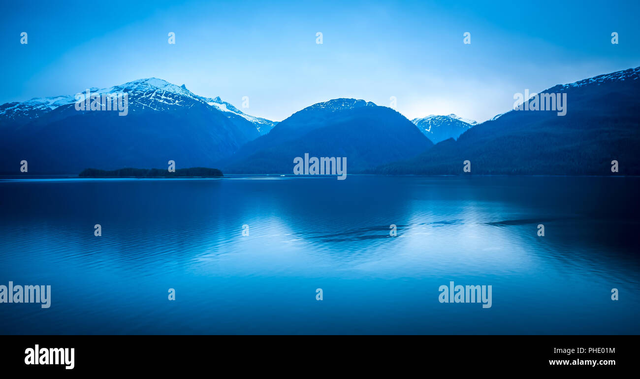 Tramonto su alaska fiordi su una crociera viaggio vicino a ketchikan Foto Stock