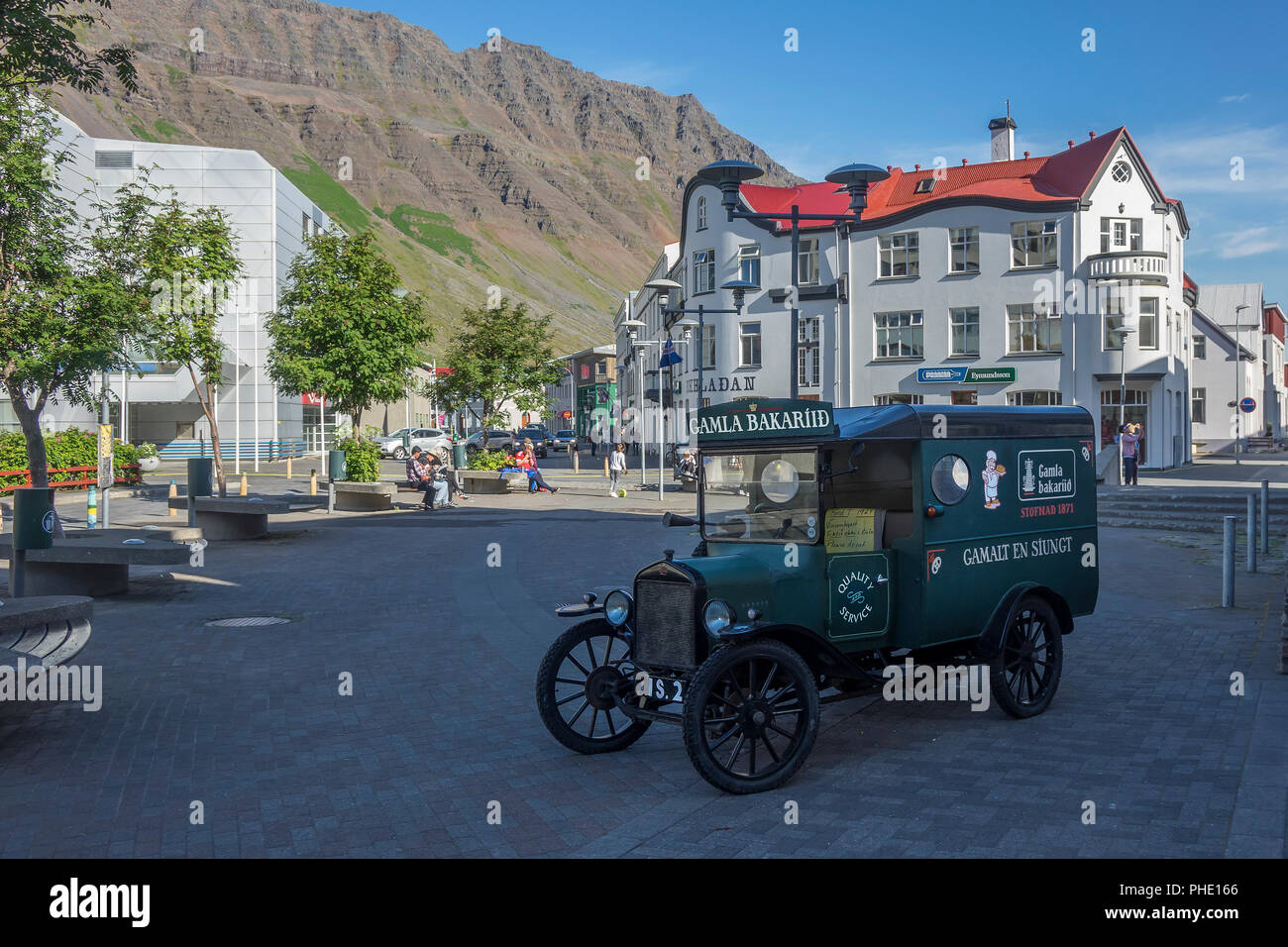 L'Islanda, Westfjords, Isafjordur, il centro della città con il vecchio panificio van Foto Stock