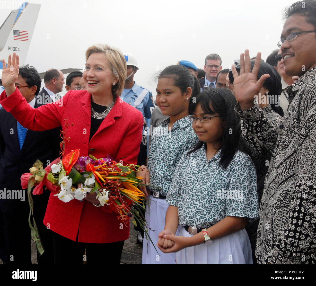 Segretario Clinton con i membri di Menteng Scuola elementare 1 coro dei bambini a salutare la folla in Jarkarta, Indonesia il 18 febbraio 2009. Foto Stock