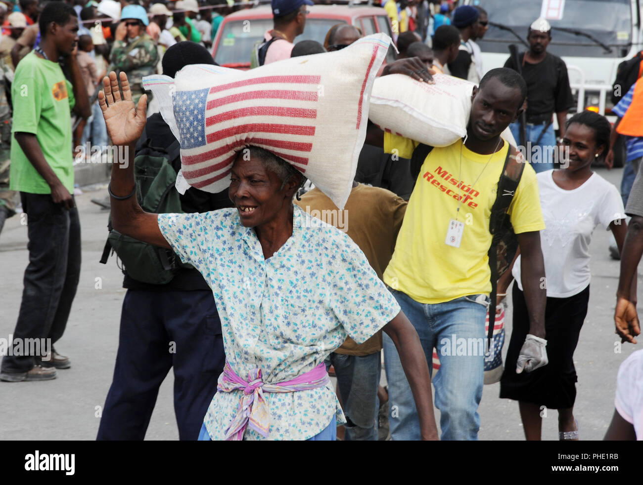Gli haitiani line up per i sacchi di riso di fronte al Palazzo Presidenziale di Port au Prince, Haiti il 25 gennaio, 2010. Haiti è stata devastata da un terremoto di magnitudine 7.0 su GEN12, 2010. Foto Stock