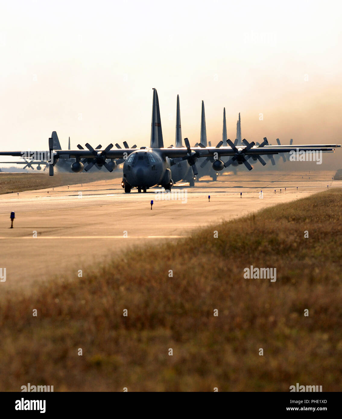 In un esercizio congiunto con l'esercito, 26 C-130s volerà ad Alessandria Aeroporto Internazionale di Alessandria, La., per prelevare circa 1.700 esercito paracadutisti della ottantaduesima divisione aerotrasportata di terza brigata e tonnellate di carico da Fort Bragg, N.C. Foto Stock