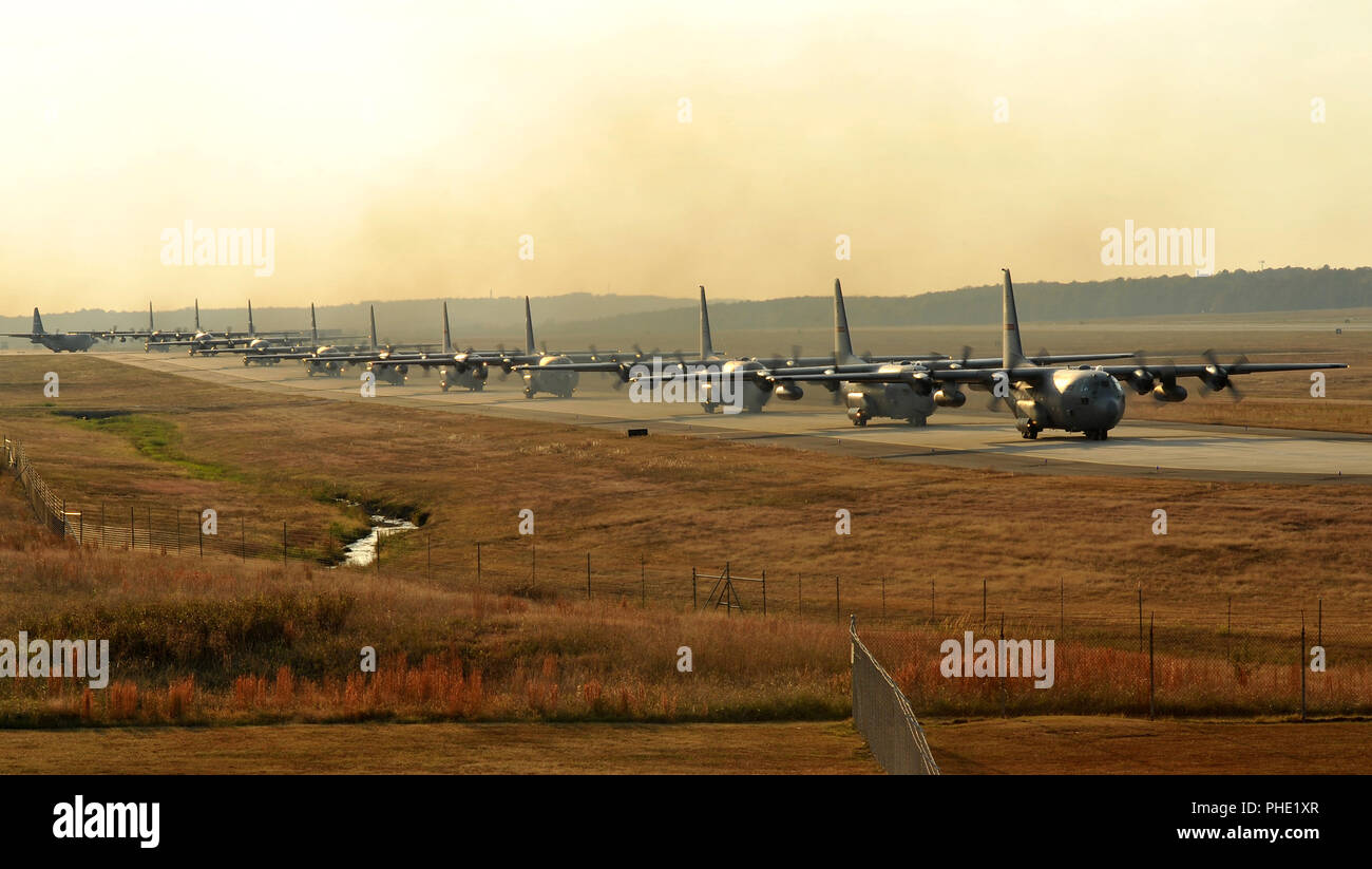 In un esercizio congiunto con l'esercito, 26 C-130s volerà ad Alessandria Aeroporto Internazionale di Alessandria, La., per prelevare circa 1.700 esercito paracadutisti della ottantaduesima divisione aerotrasportata di terza brigata e tonnellate di carico da Fort Bragg, N.C. Foto Stock