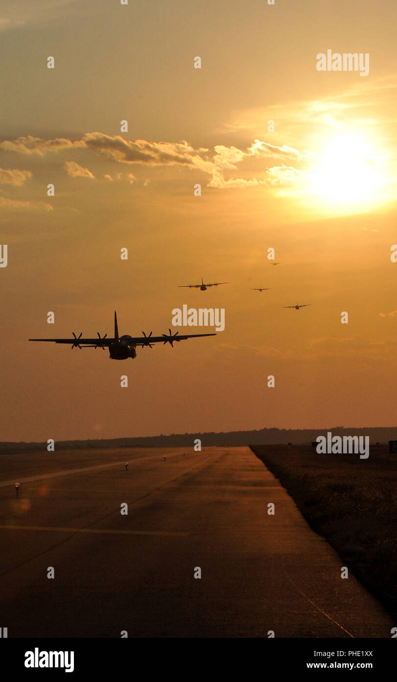In un esercizio congiunto con l'esercito, 26 C-130s volerà ad Alessandria Aeroporto Internazionale di Alessandria, La., per prelevare circa 1.700 esercito paracadutisti della ottantaduesima divisione aerotrasportata di terza brigata e tonnellate di carico da Fort Bragg, N.C. Foto Stock