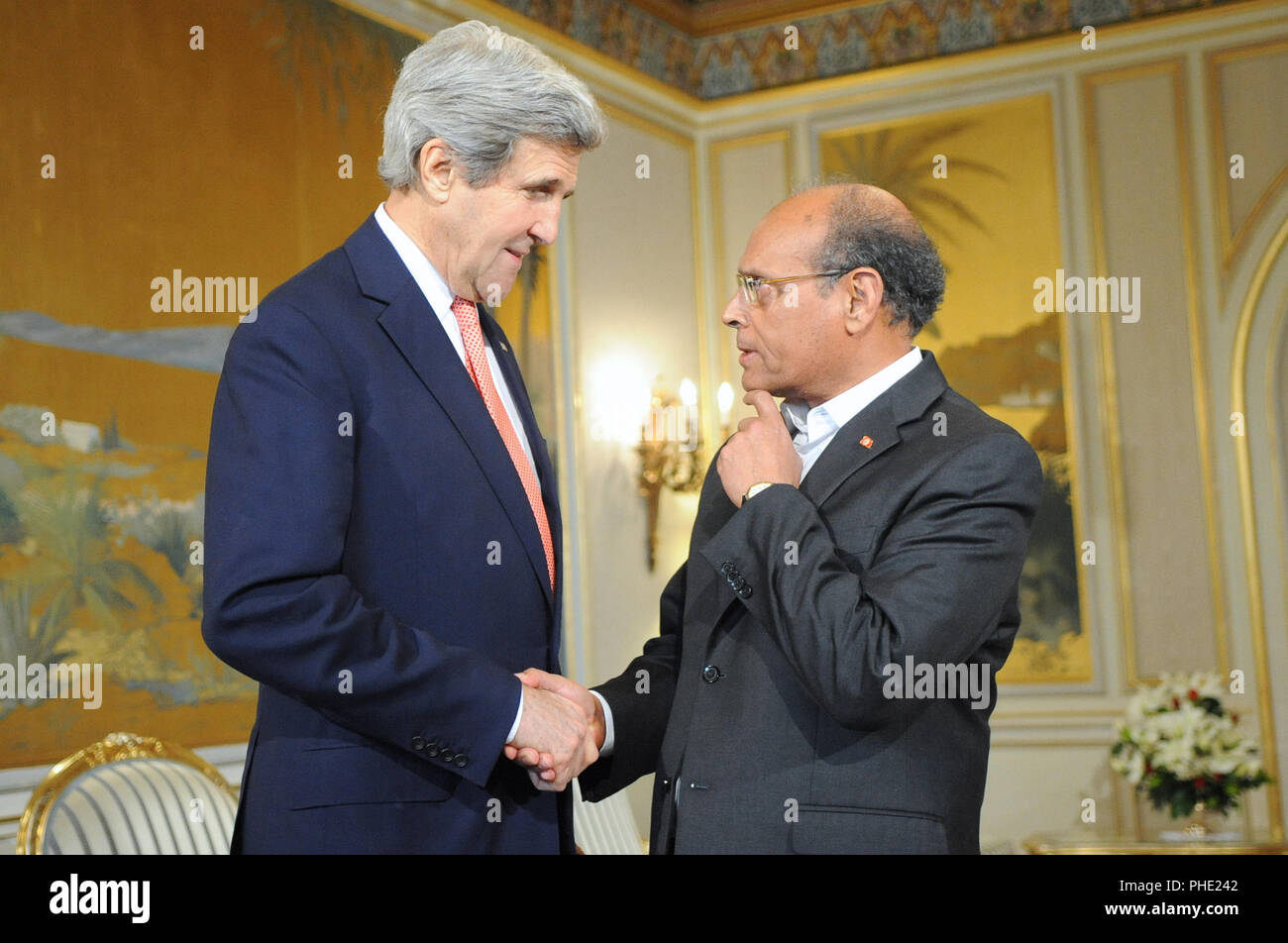 Il presidente tunisino Moncef Marzouki saluta U.S. Il segretario di Stato John Kerry al suo arrivo il presidente di Cartagine Residence a Cartagine, Tunisia, il 18 febbraio 2014. Foto Stock