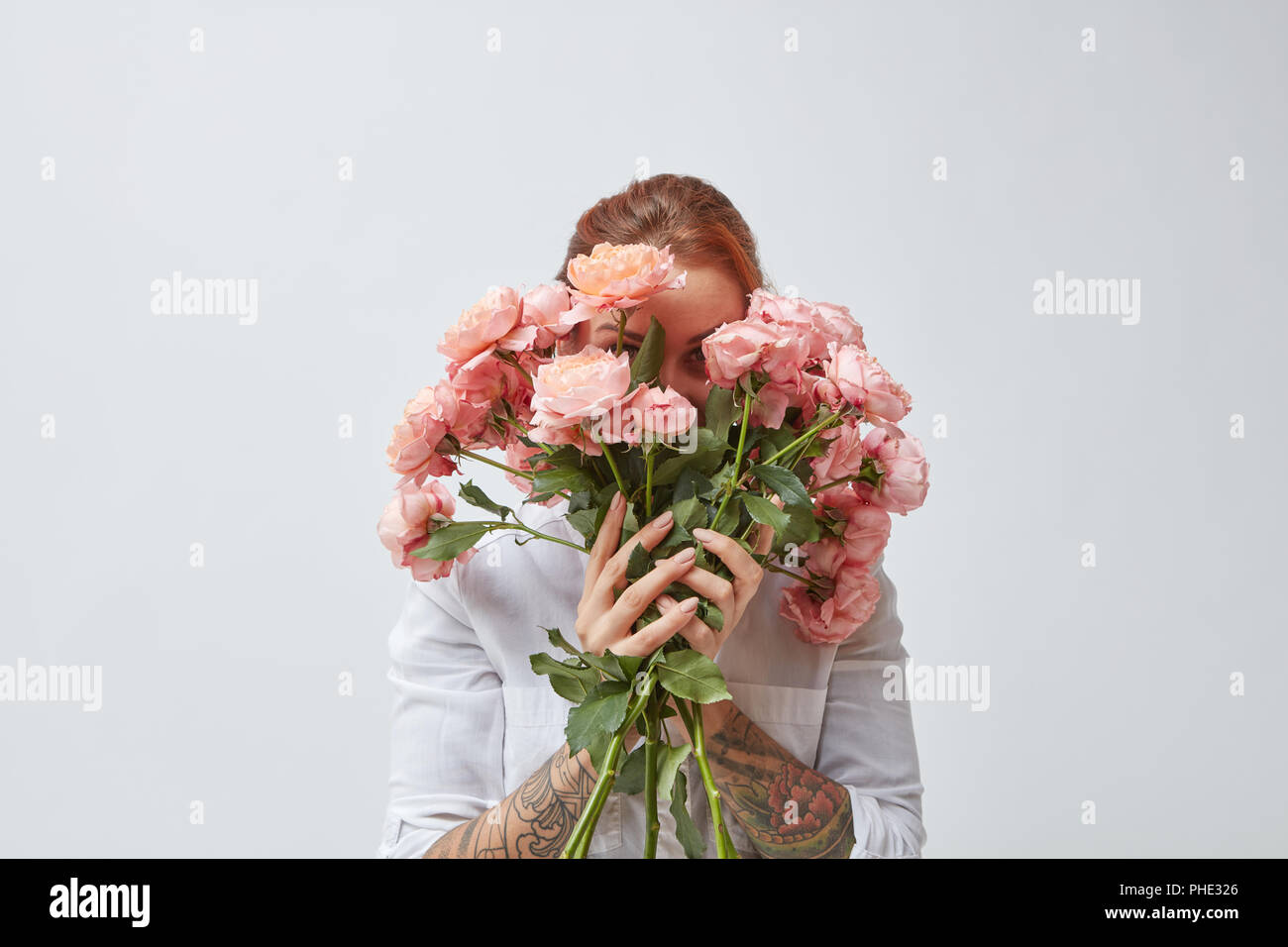 Bouquet di rose belle nelle mani di una ragazza Foto Stock