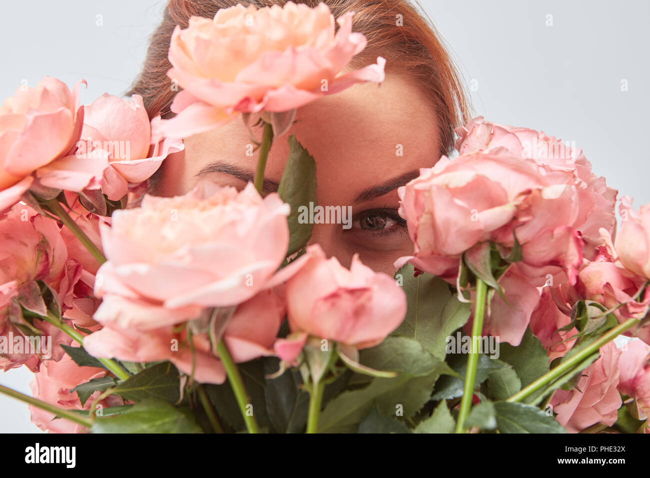 Bouquet di rose belle nelle mani di una ragazza Foto Stock