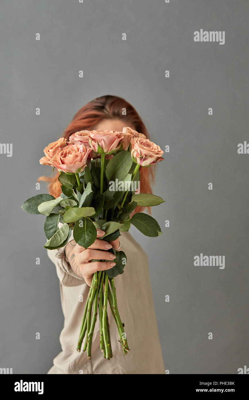 Mazzo di rose nelle mani di una ragazza Foto Stock
