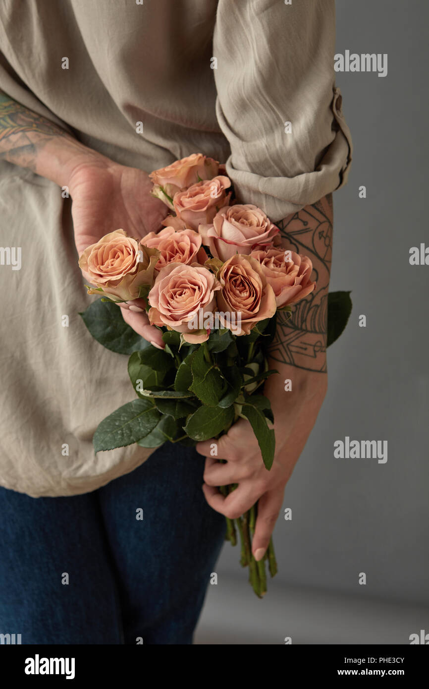 Un fragrante bouquet di rose cappuccino girl holding Foto Stock