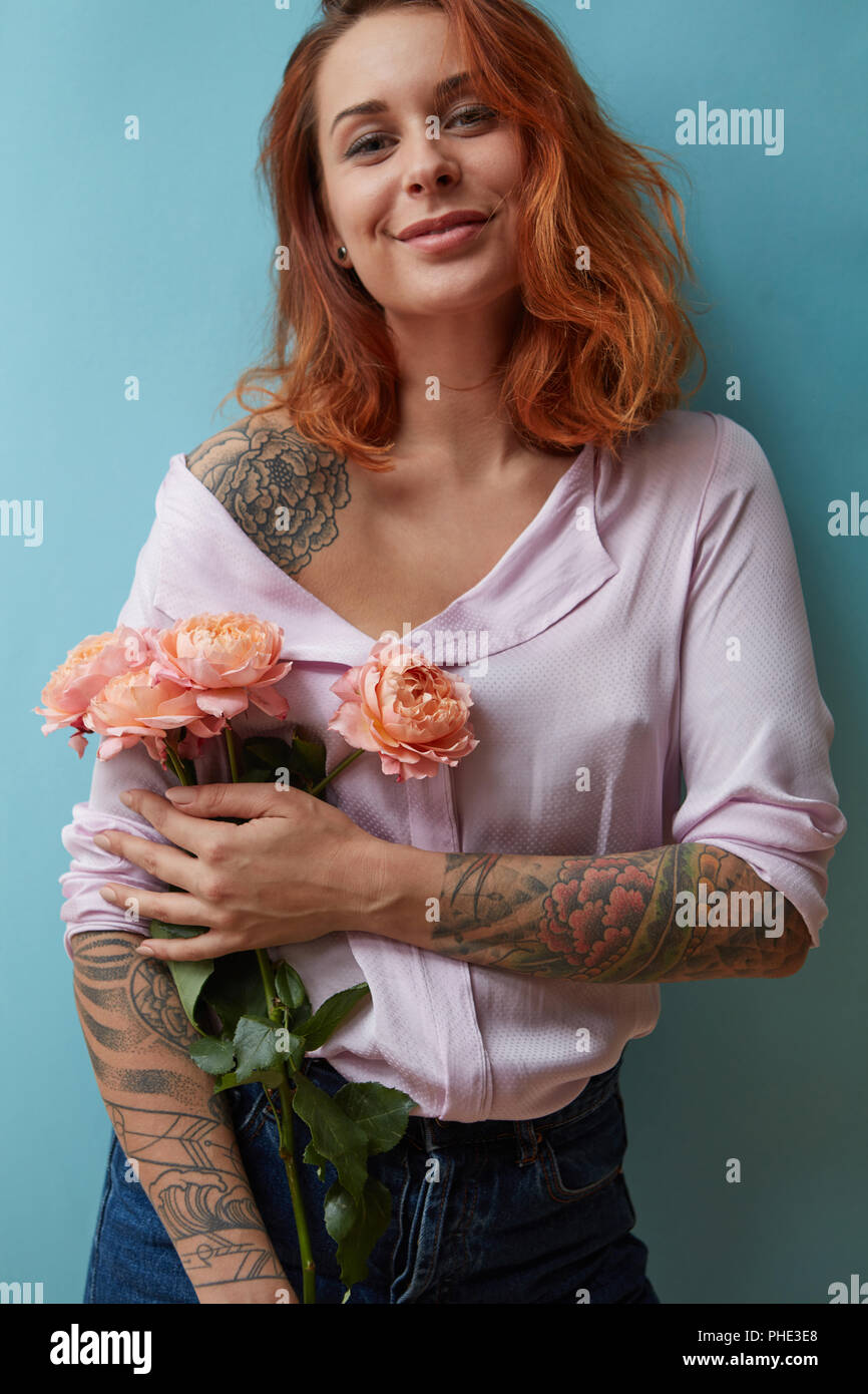 Felice Ragazza con rose rosa Foto Stock