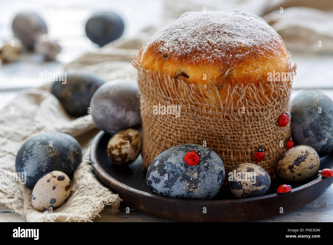 Tradizionale torta di Pasqua e uova colorate. Foto Stock