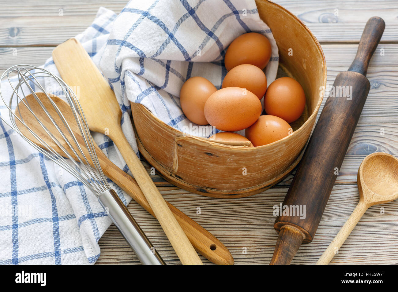 Utensili da cucina e rosolare le uova in un vecchio crivello. Foto Stock