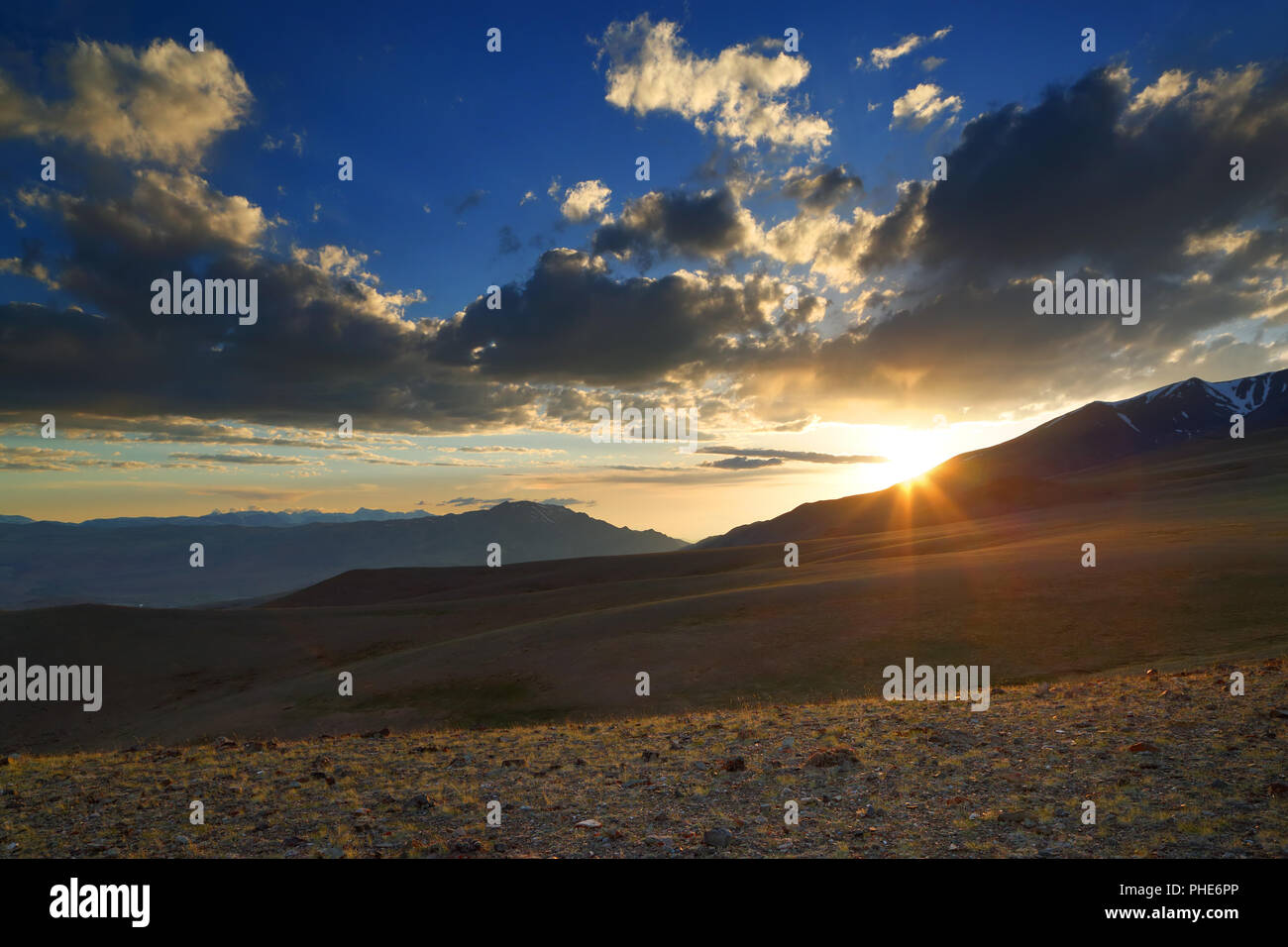 Bel tramonto nelle montagne di Altai Foto Stock