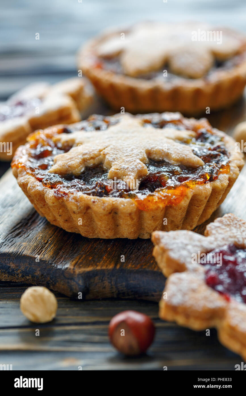 Tortine con frutta secca, confettura di arancio e i dadi. Foto Stock