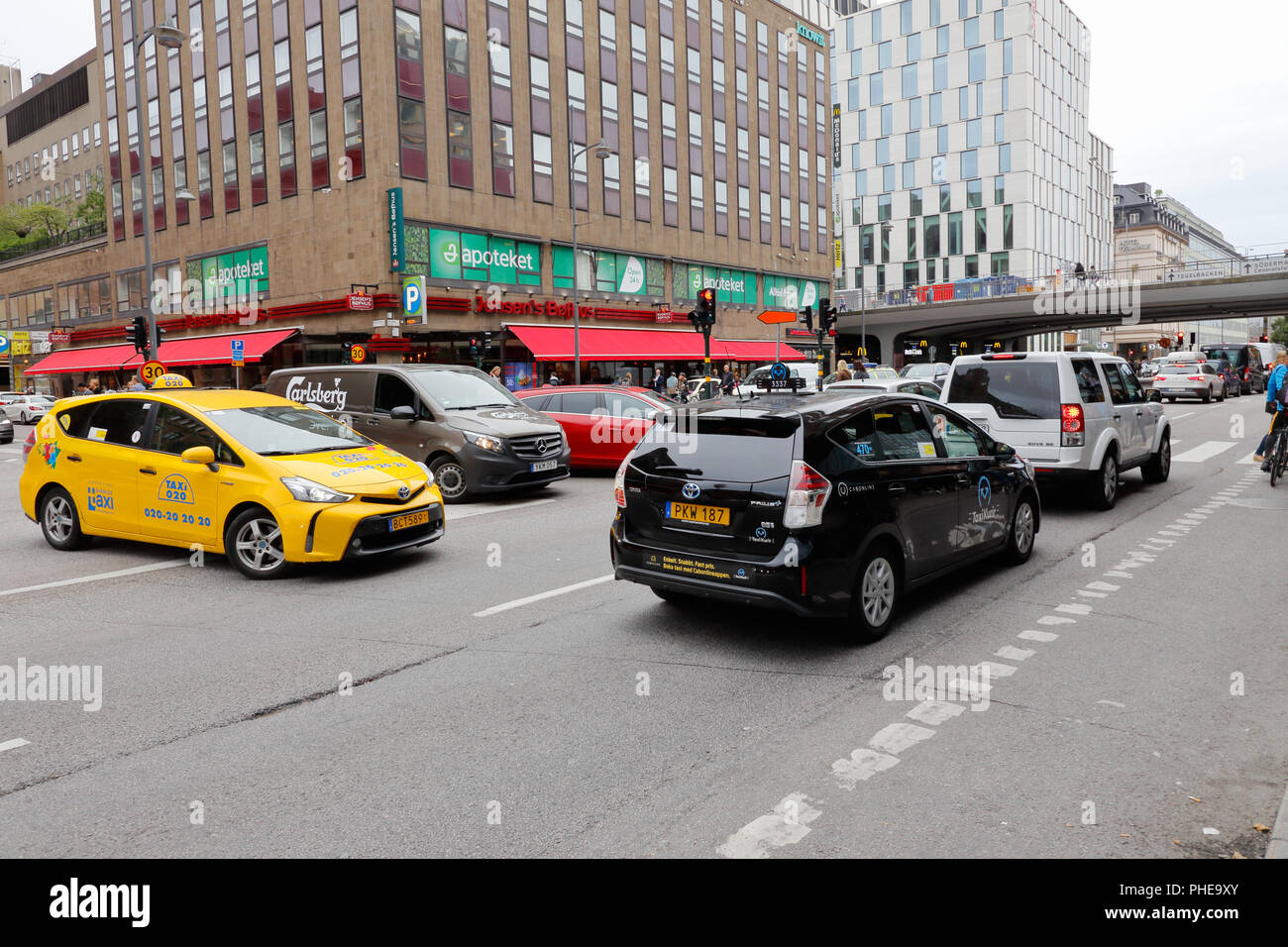 Stoccolma, Svezia - Septemer 8, 2017: il traffico nel centro cittadino di Stoccolma alla Vasagatan intersezione stradale con Mastersamulesgatan street.il trasporto Foto Stock