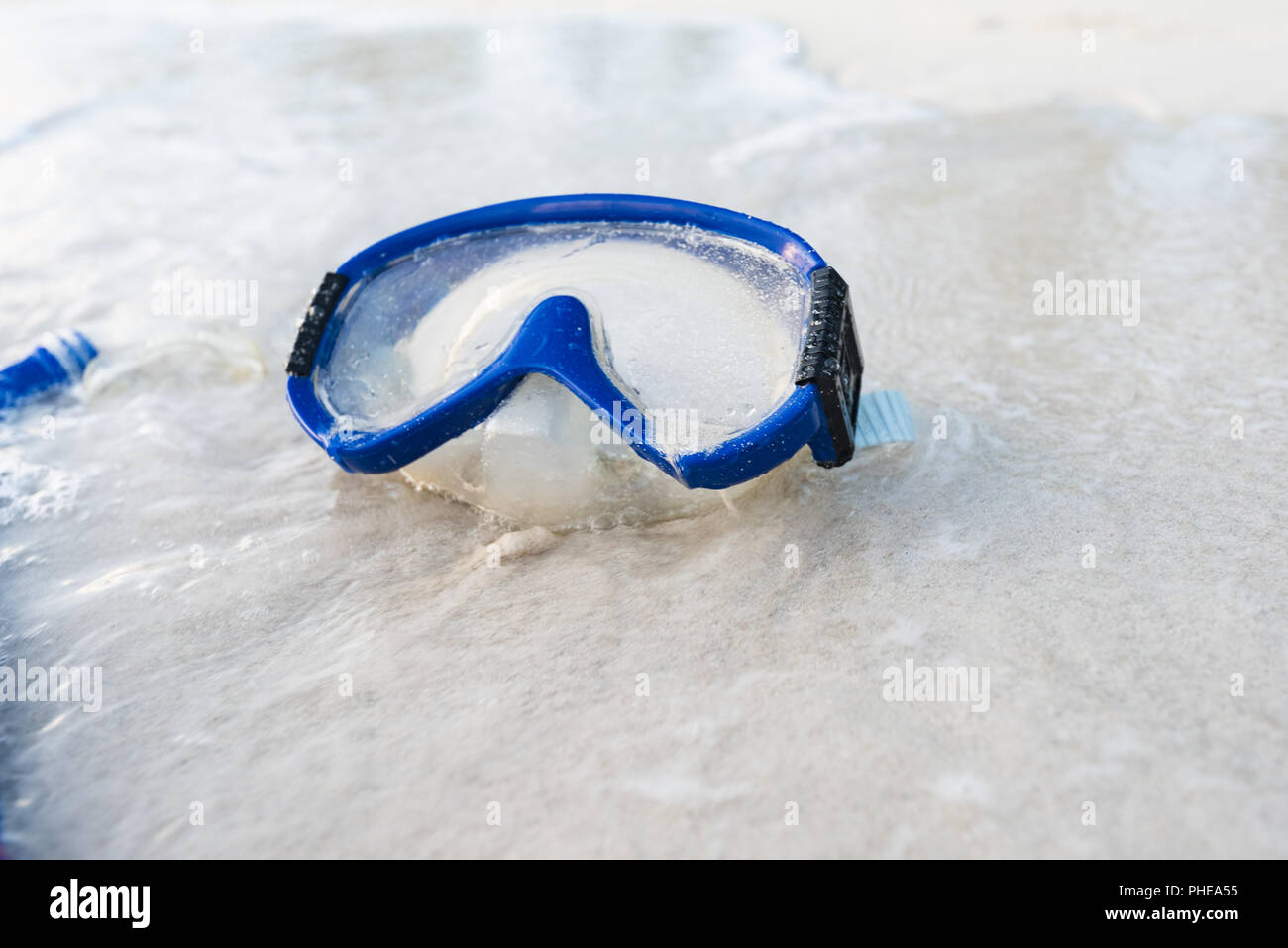 Maschera sulla spiaggia di sabbia bianca Foto Stock