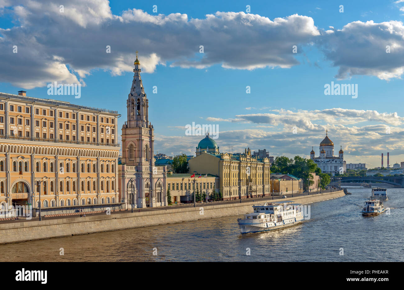 Mosca paesaggio con fiume embankment Foto Stock
