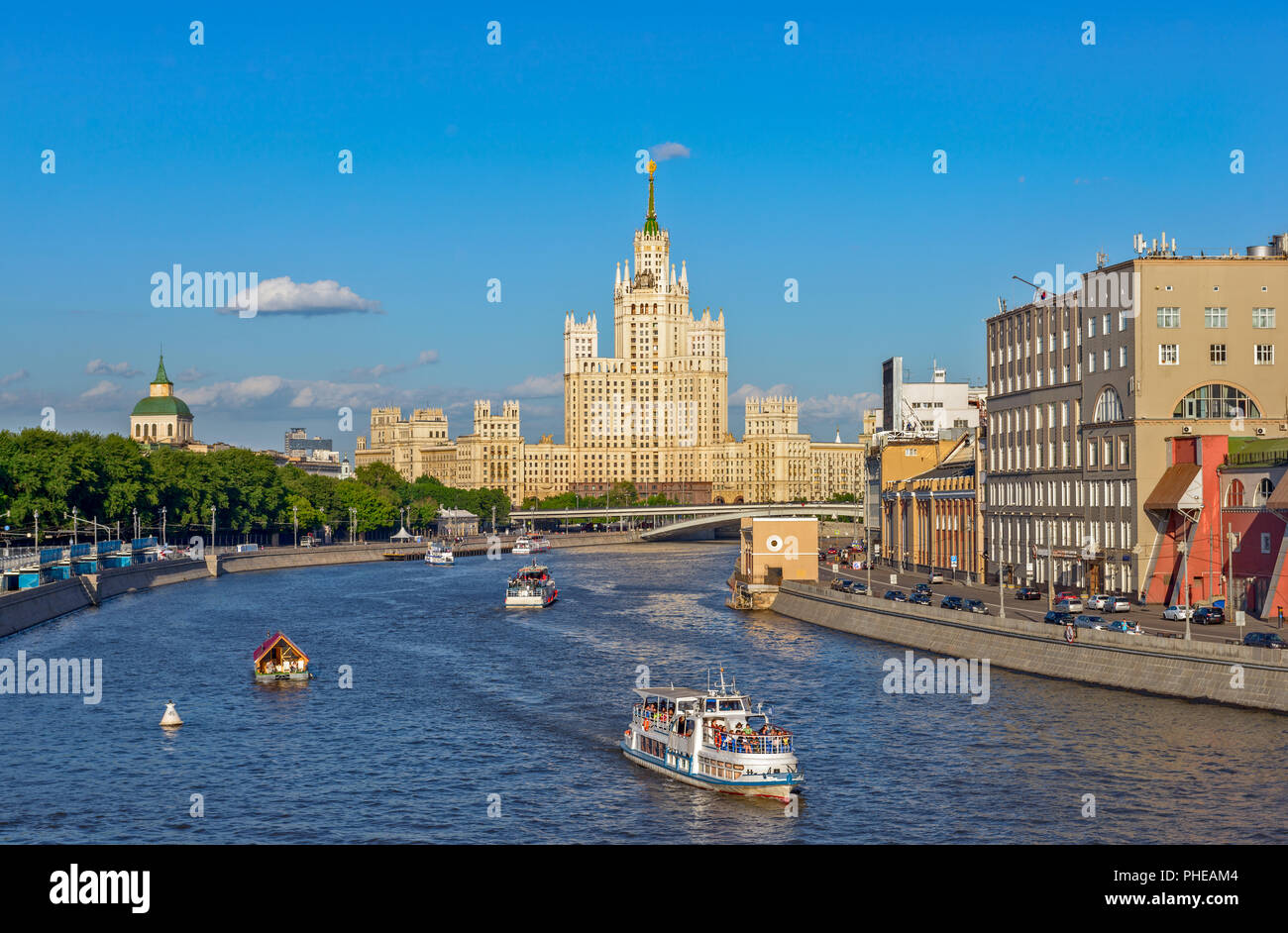 Mosca paesaggio con fiume embankment Foto Stock