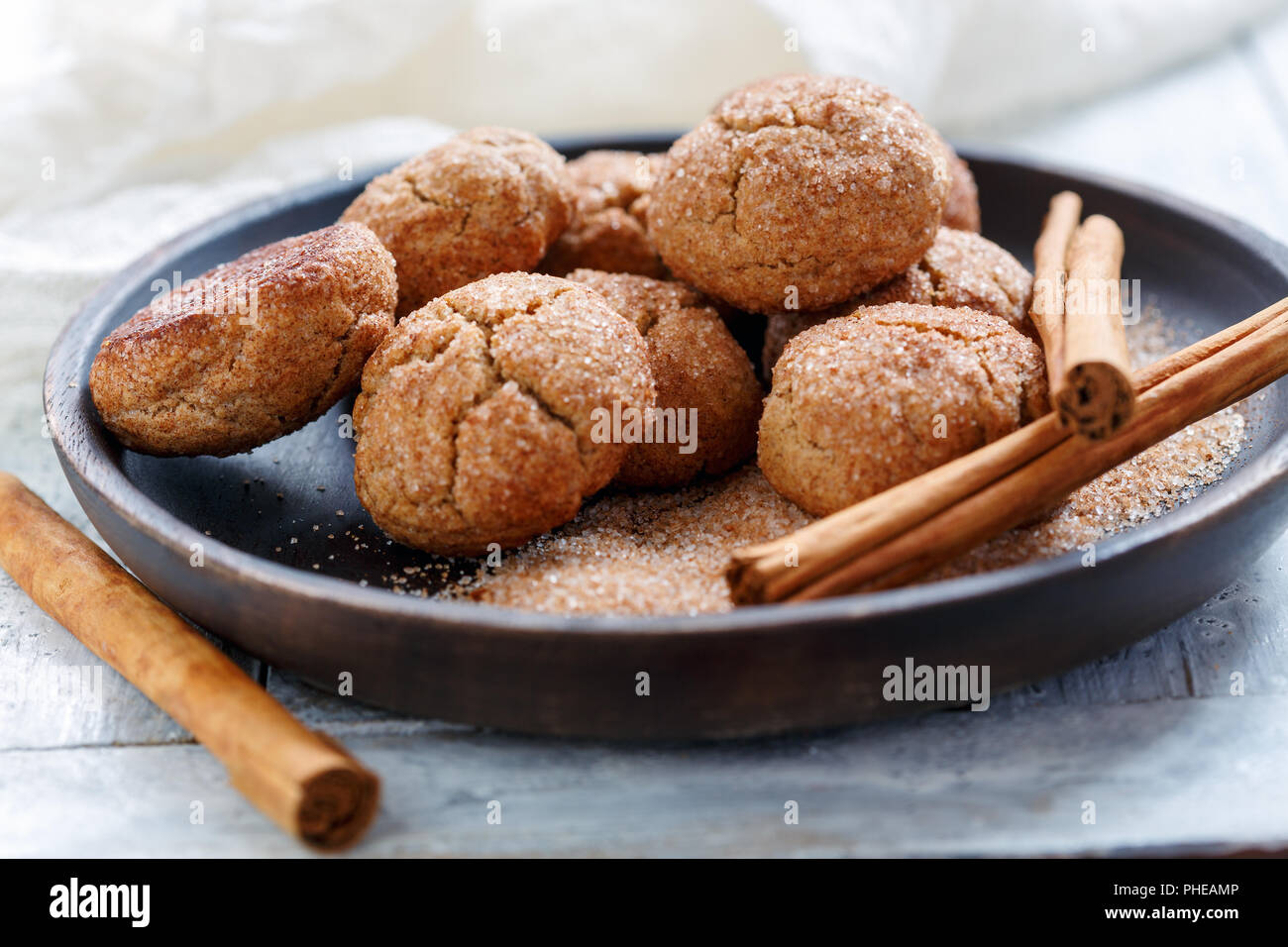 Biscotti con cannella zucchero su un tagliere di legno. Foto Stock