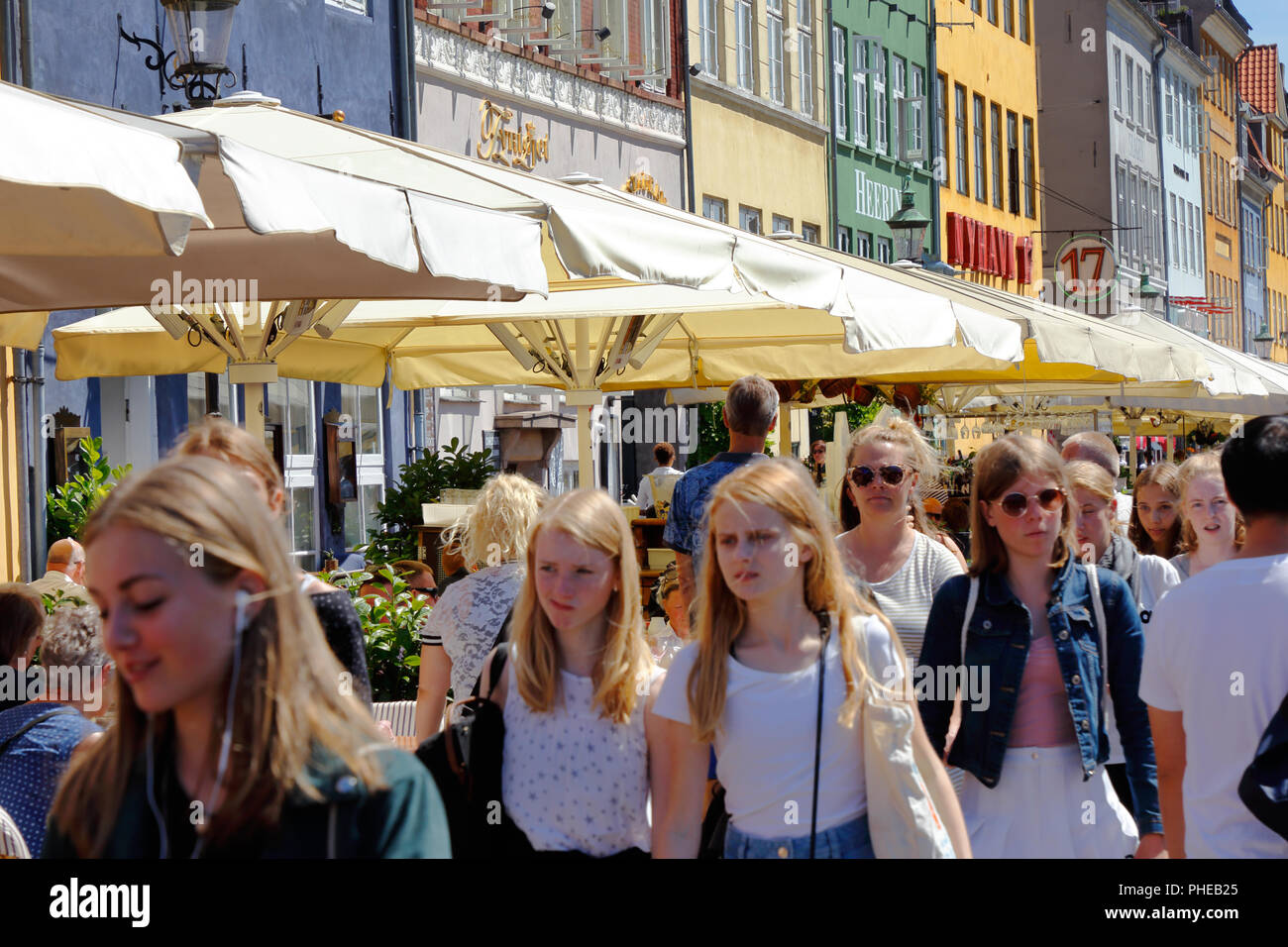 Copenhagen, Danimarca - 27 Giugno 2018: la strada affollata di Nyhavn vecchio quartiere portuale. Foto Stock