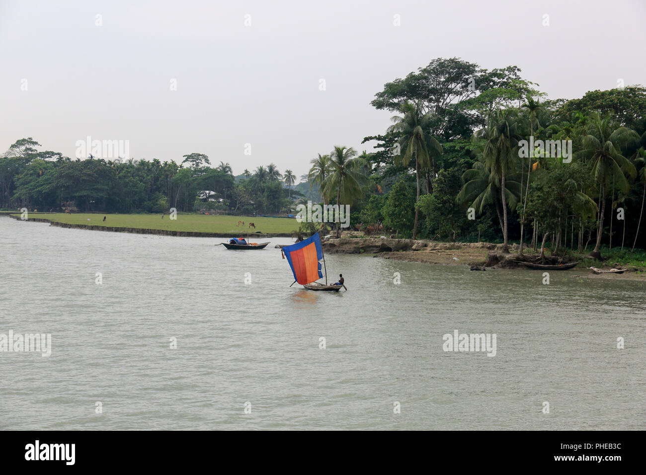 Barche a vela sul fiume Tetulia, Patuakhali, Bangladesh Foto Stock