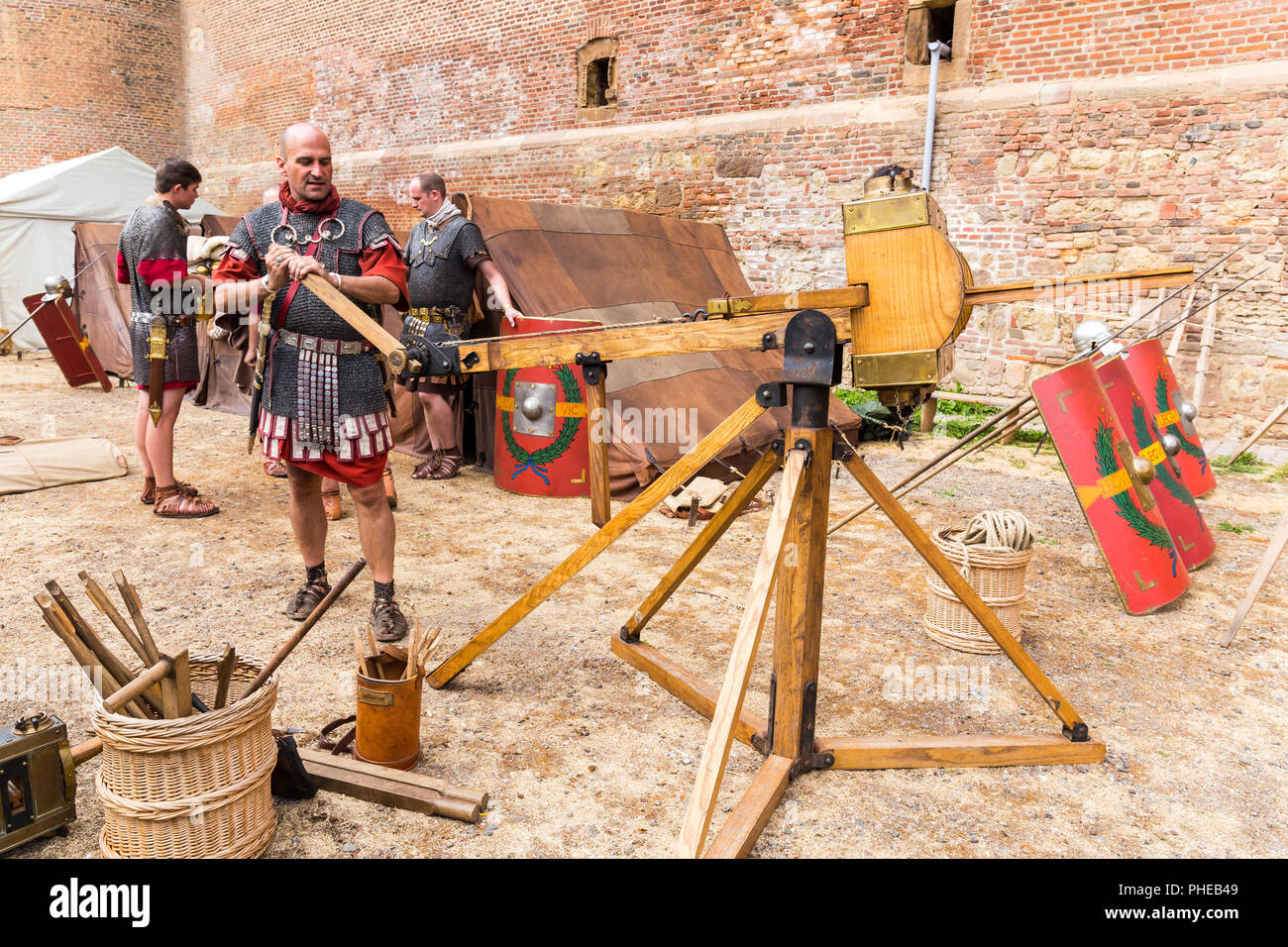 Soldato Romano che mostra arma, uno scorpione - Roman ri emanazione a Zülpich - 26 agosto 2018 - Zülpich, Renania settentrionale-Vestfalia, NRW, Germania, Europa Foto Stock