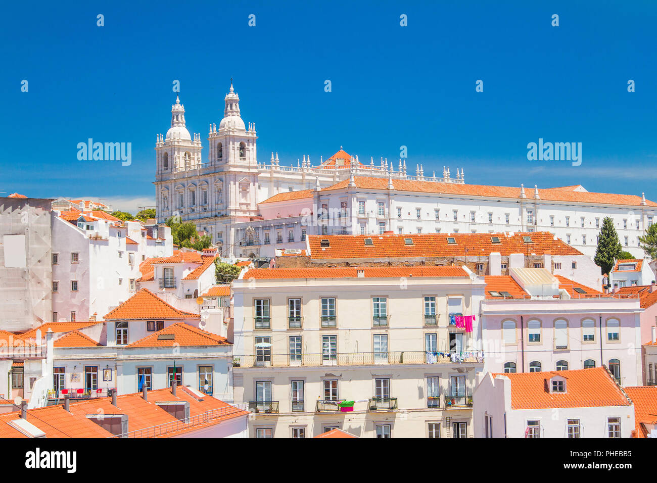 Antenna vista panoramica del centro di Lisbona Portogallo con tetti in tegole rosse e monastero Igreja Sao Vicente de Fora Foto Stock