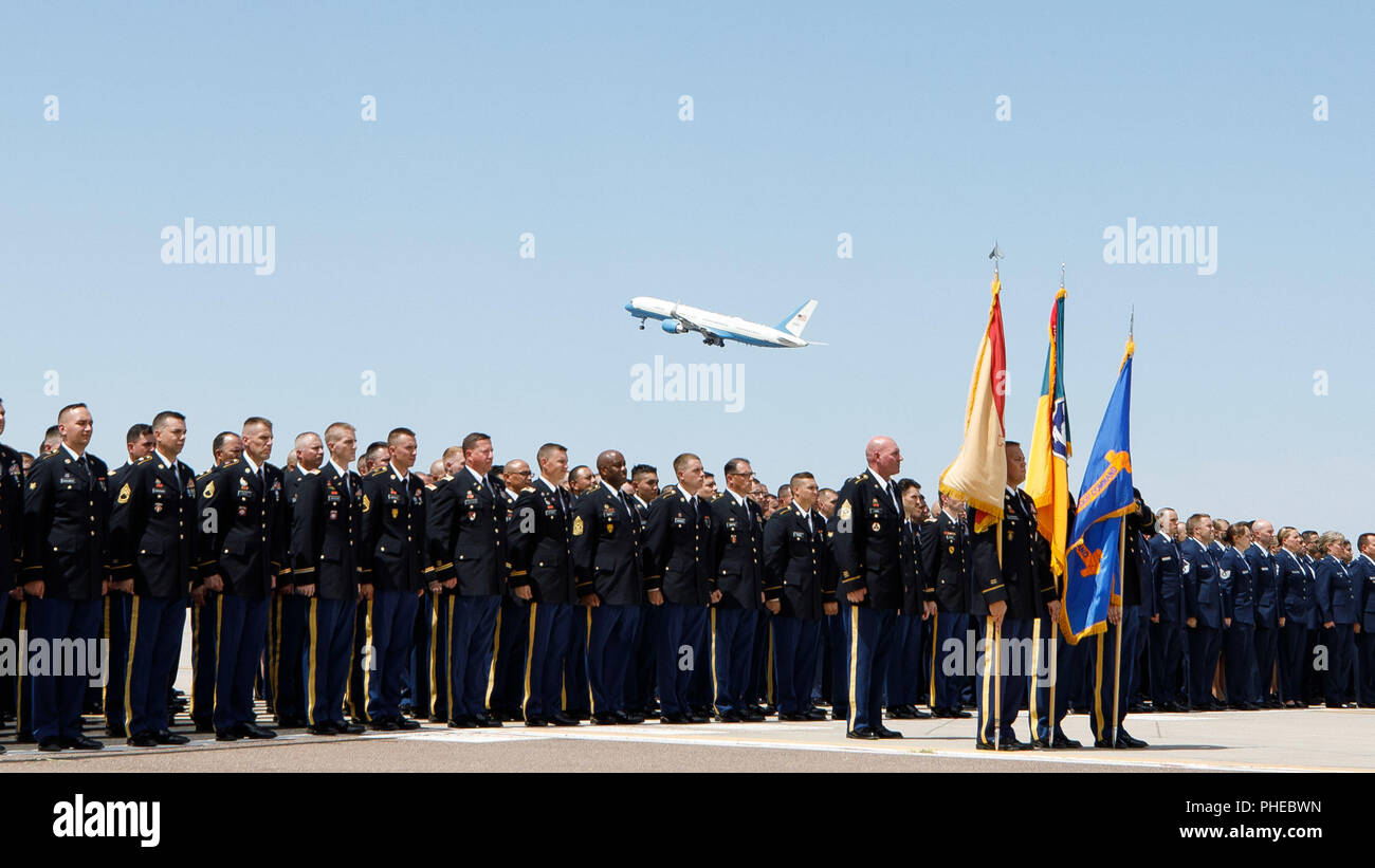 Membri della Arizona Guardia Nazionale stand in formazione come scrigno di John McCain è posto su un boeing C-32 aereo militare durante un trasferimento dignitoso il 30 agosto 2018 Goldwater Air National Guard Base in Phoenix. McCain, un senatore repubblicano per Arizona, ha perso la sua battaglia con il cancro al cervello prima questa settimana. (Arizona esercito nazionale Guard photo by Staff Sgt. Brian A. Barbour) Foto Stock