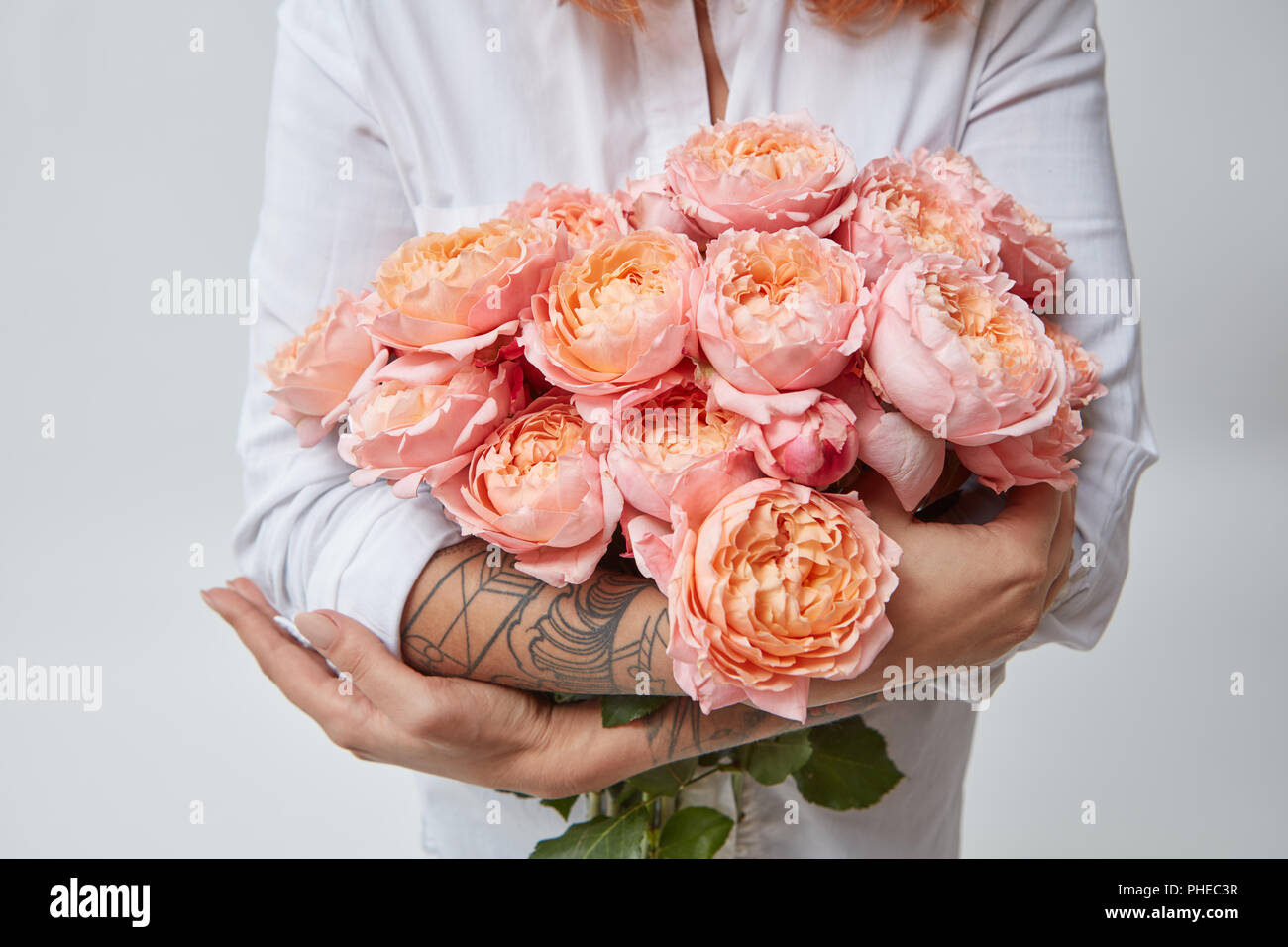 Ragazza con bouquet di fiori Foto Stock