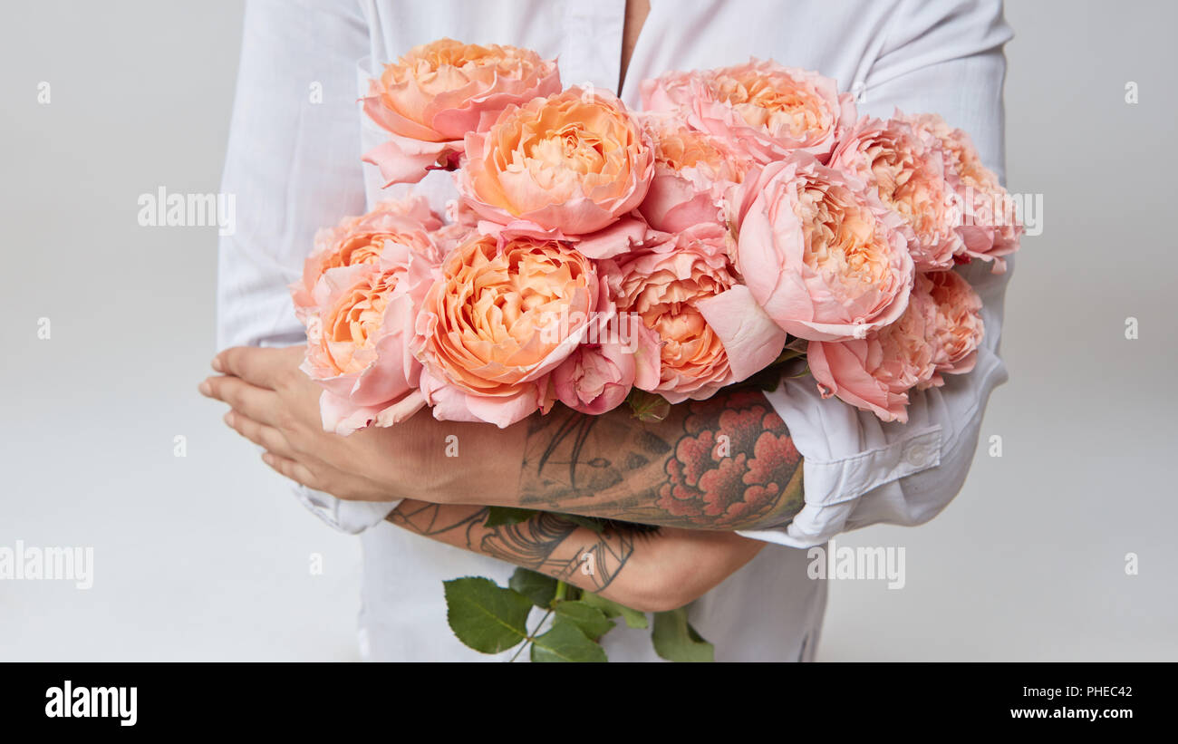 Ragazza con bouquet di fiori Foto Stock