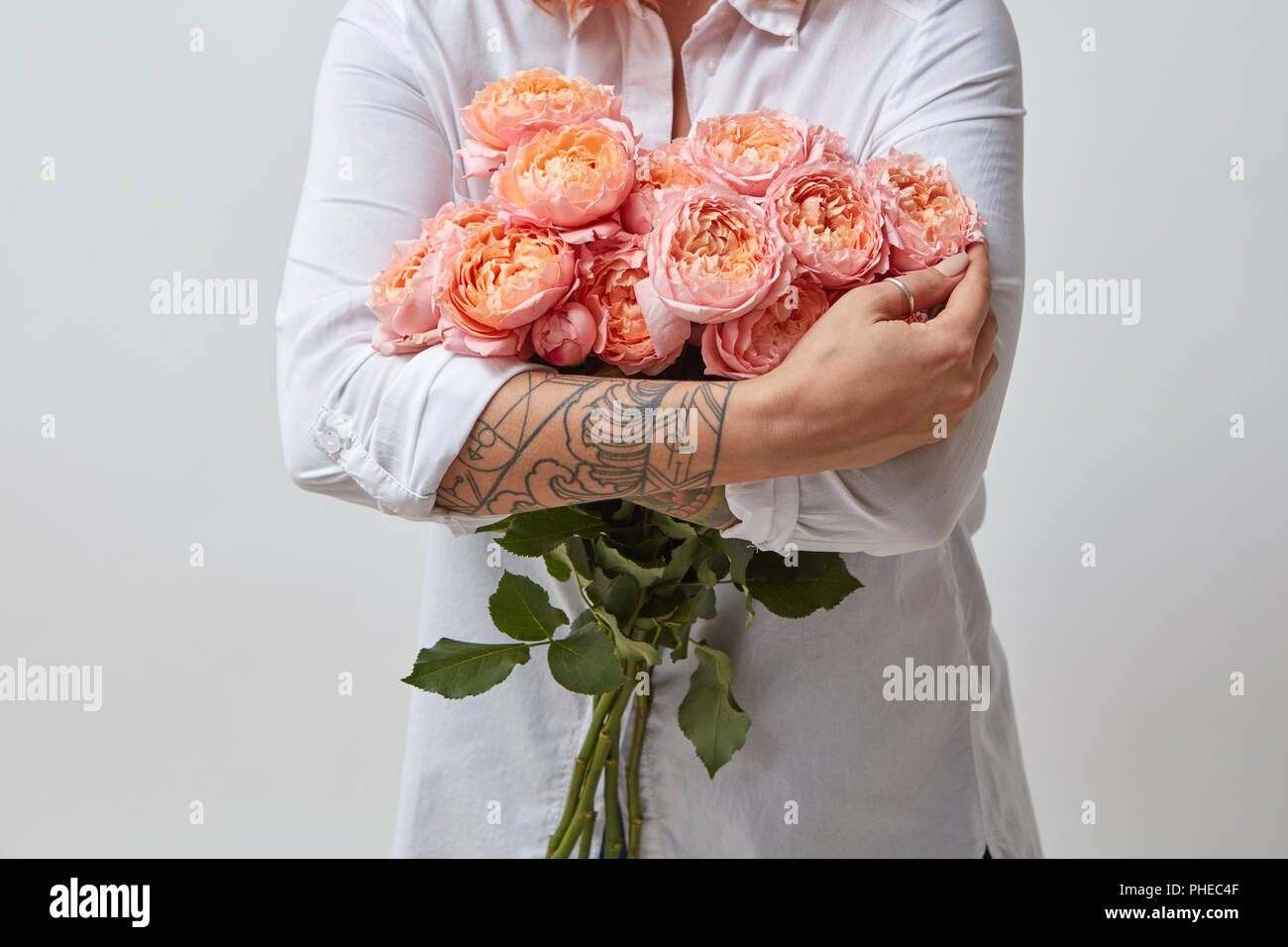 Ragazza con bouquet di fiori Foto Stock