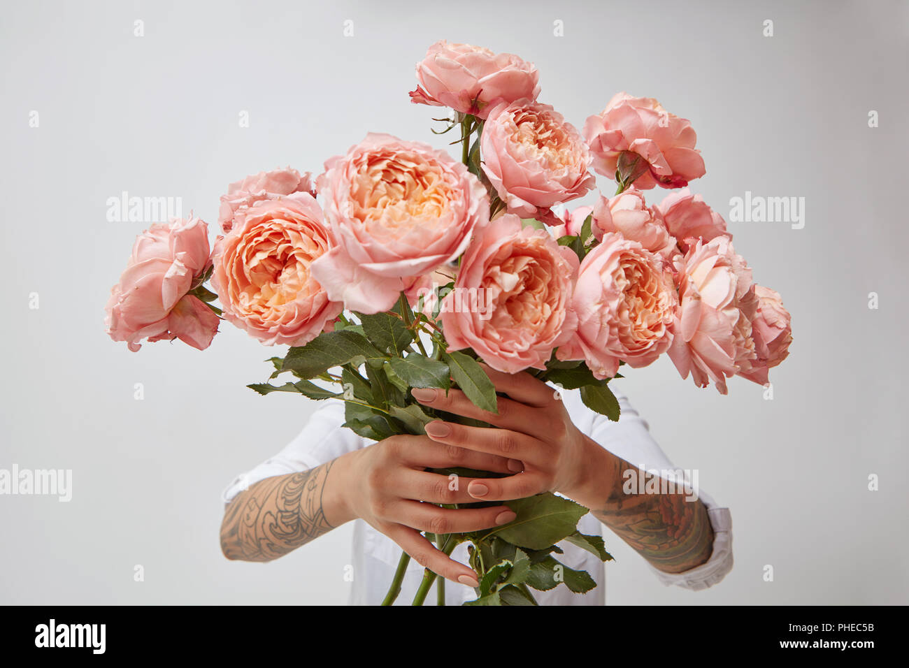 Profumo di rosa fresca roses, tenendo una ragazza Foto Stock