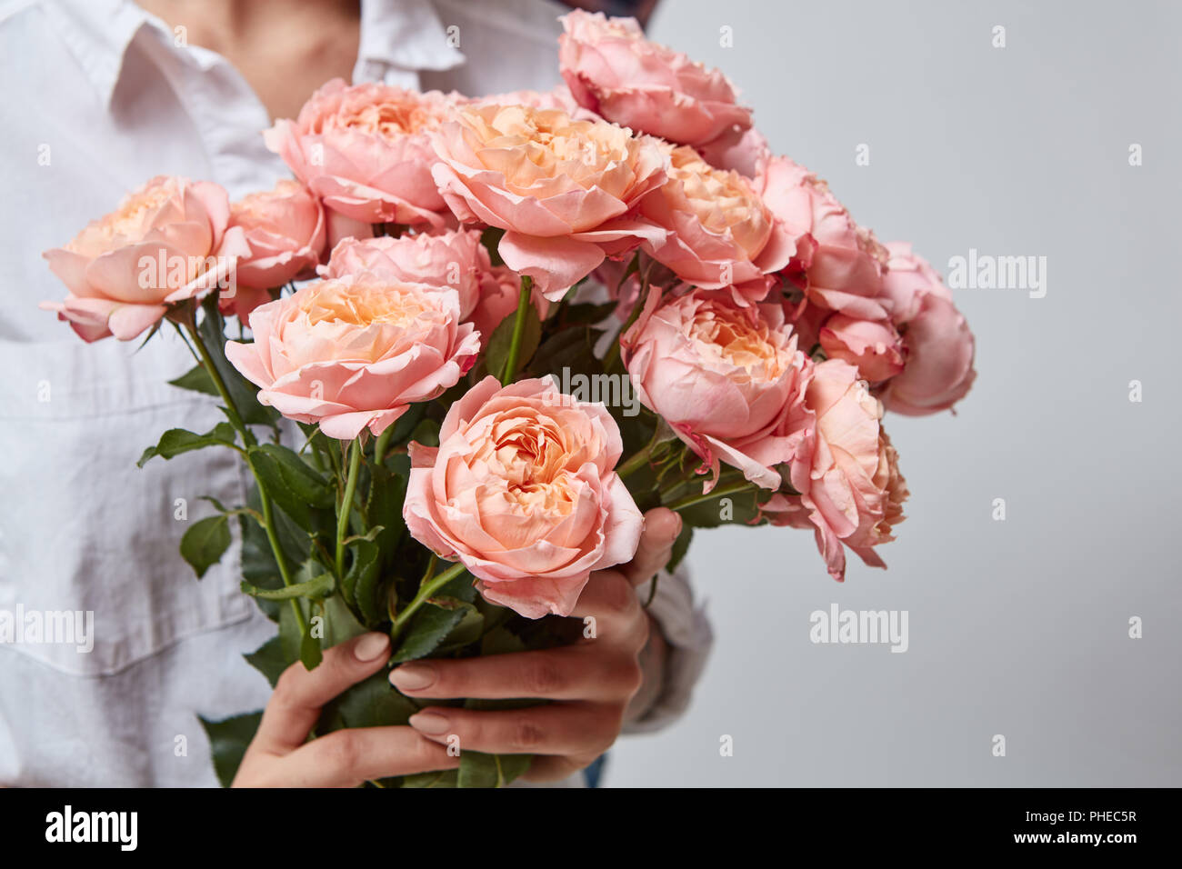 Ragazza con bouquet di fiori Foto Stock