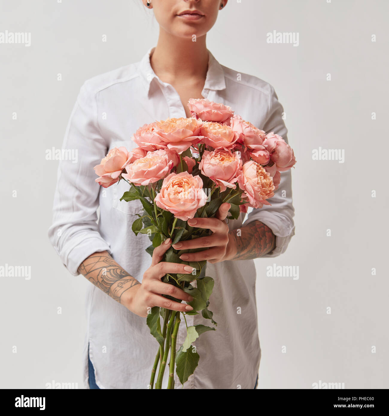 Ragazza con bouquet di fiori Foto Stock