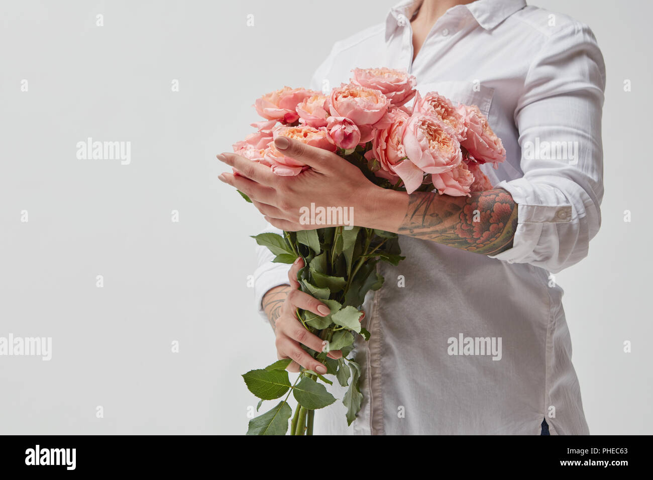 Ragazza con bouquet di fiori Foto Stock