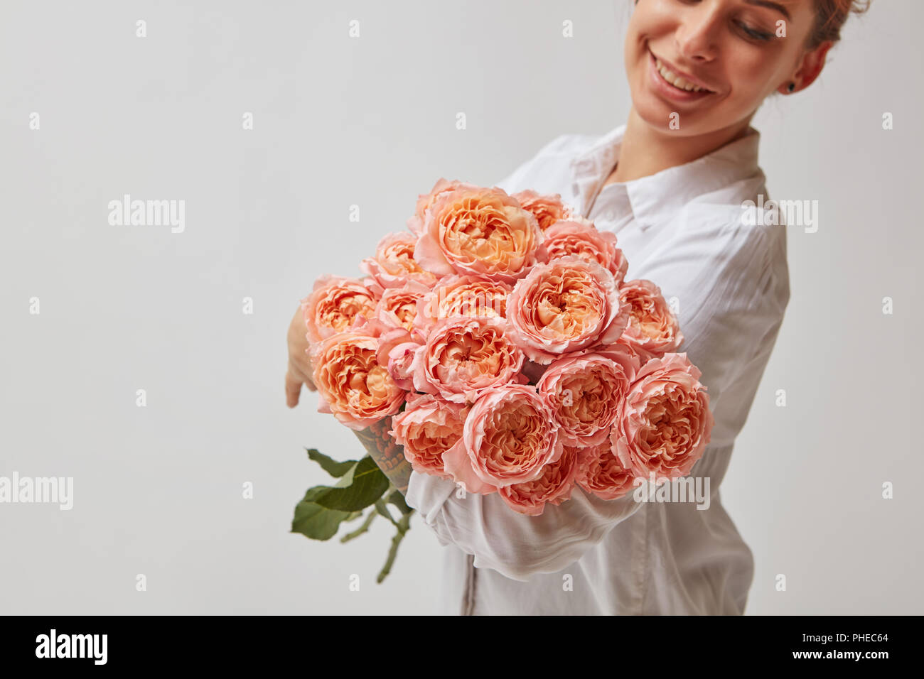 Ragazza con bouquet di fiori Foto Stock