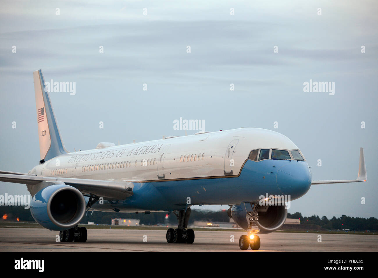 Un ottantanovesimo Airlift Wing C-32 aereo arriva a base comune Andrews, Md., il 30 agosto 2018, portando i resti di John McCain. L'ex senatore i resti sono in rotta per giacere in stato negli Stati Uniti Capitol Rotunda. L'ottantanovesimo Airlift Wing offre a livello mondiale speciale missione aria airlift, logistica, porta antenna e comunicazioni per il presidente, vice presidente, membri del gabinetto, lottatori comandanti e altri alti funzionari militari e dirigenti eletti come incaricato dalla Casa Bianca, Air Force capo del personale e di mobilità in aria il comando. (U.S. Air Force photo by Staff Sgt. Kenny Holston) Foto Stock