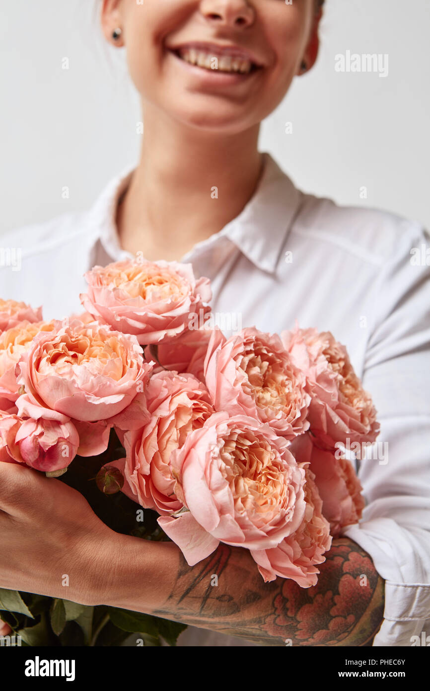 Ragazza con bouquet di fiori Foto Stock
