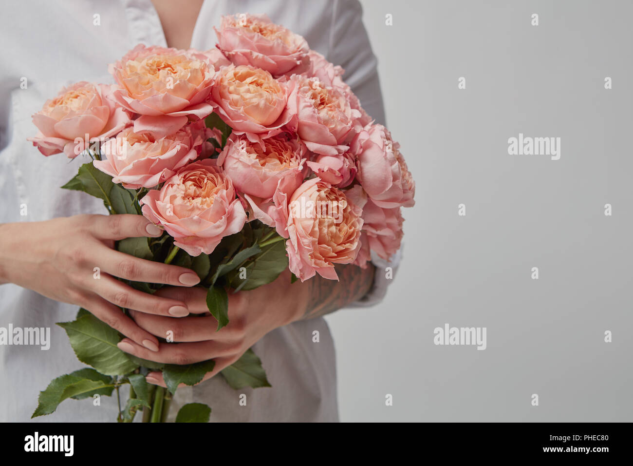Ragazza con bouquet di fiori Foto Stock