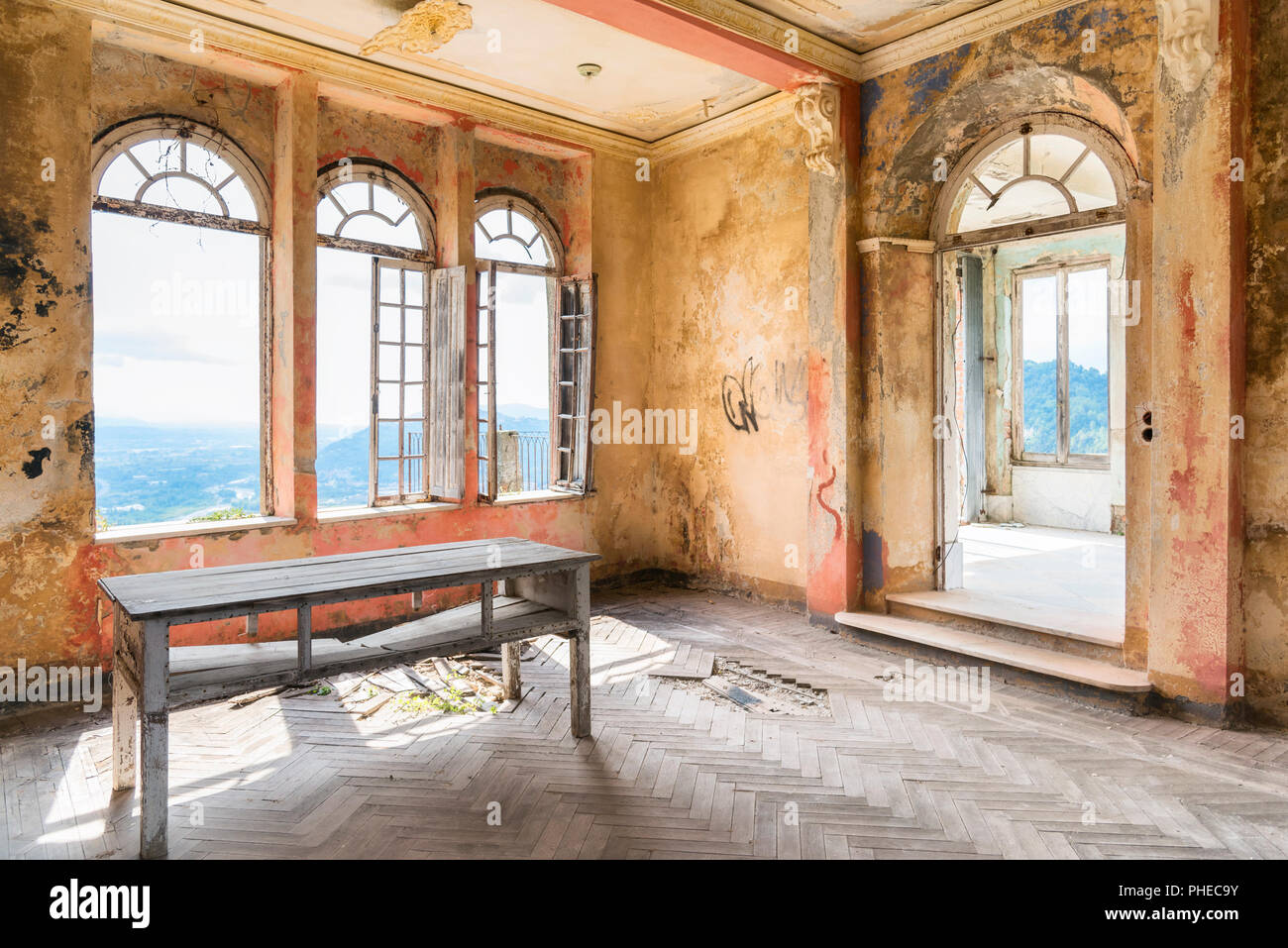 Spooky interno di abbandonato casa in rovina Foto Stock