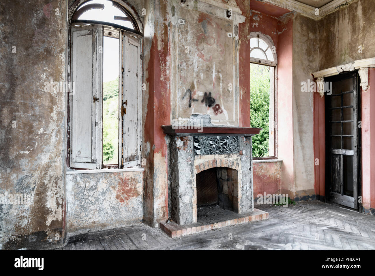 Spooky interno di abbandonato casa in rovina Foto Stock