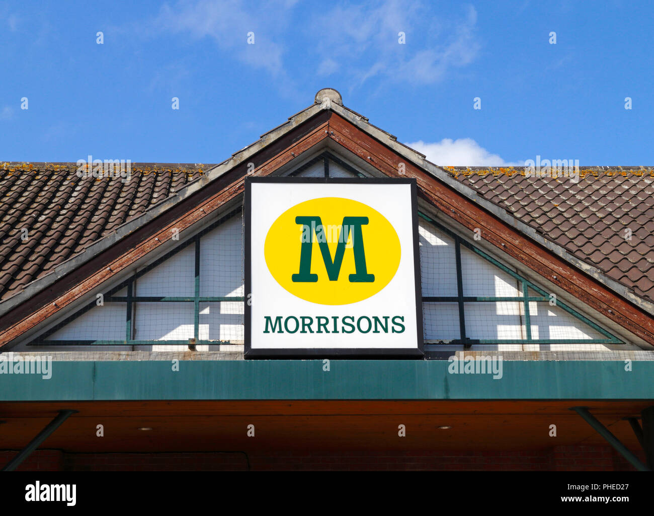 Scudo un cartello con scritto il nome del negozio per Morrisons supermercato a Cromer, Norfolk, Inghilterra, Regno Unito, Europa. Foto Stock
